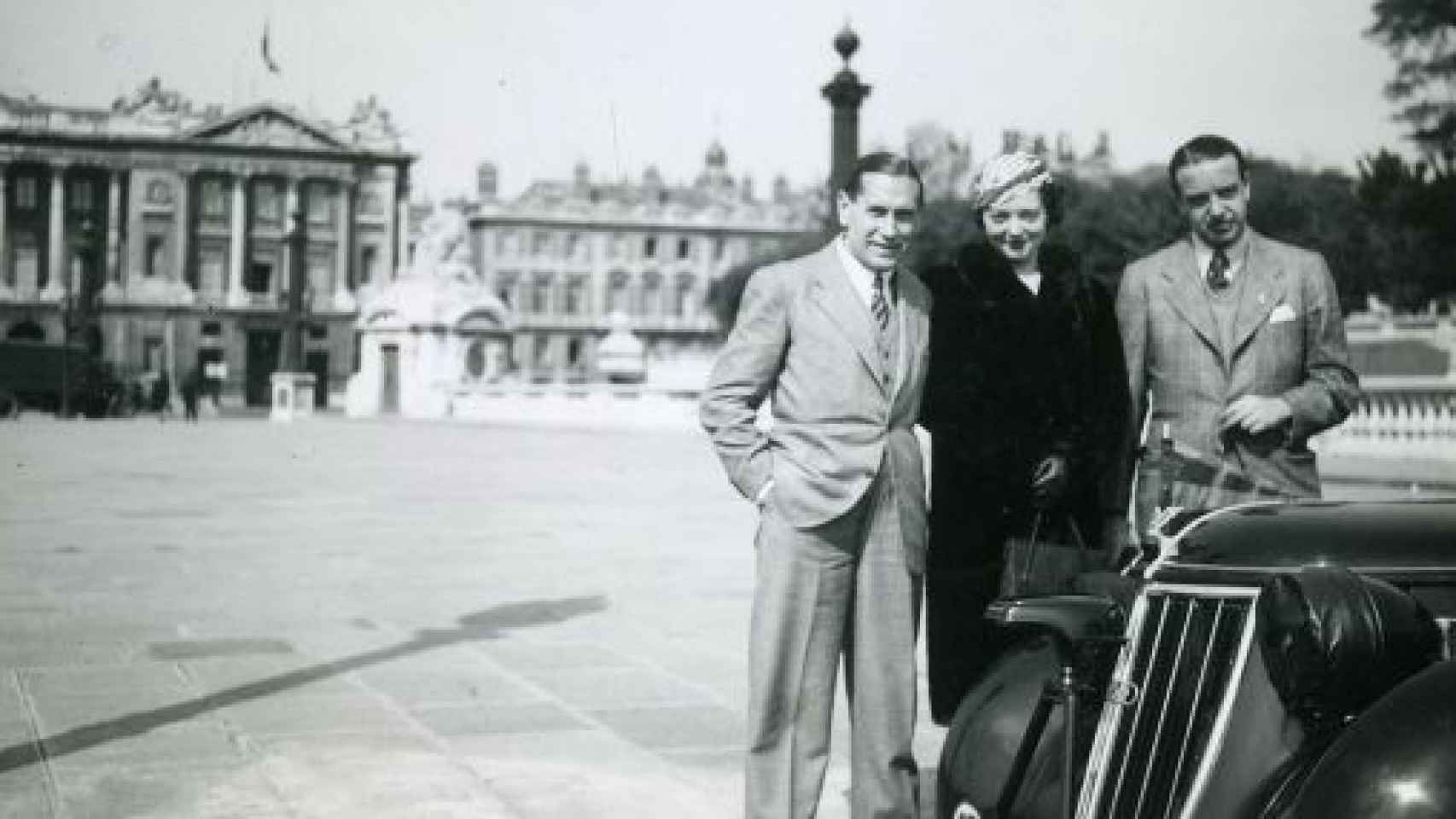 Pedro Urrraca Rendueles, a la izquierda, con su mujer en París.