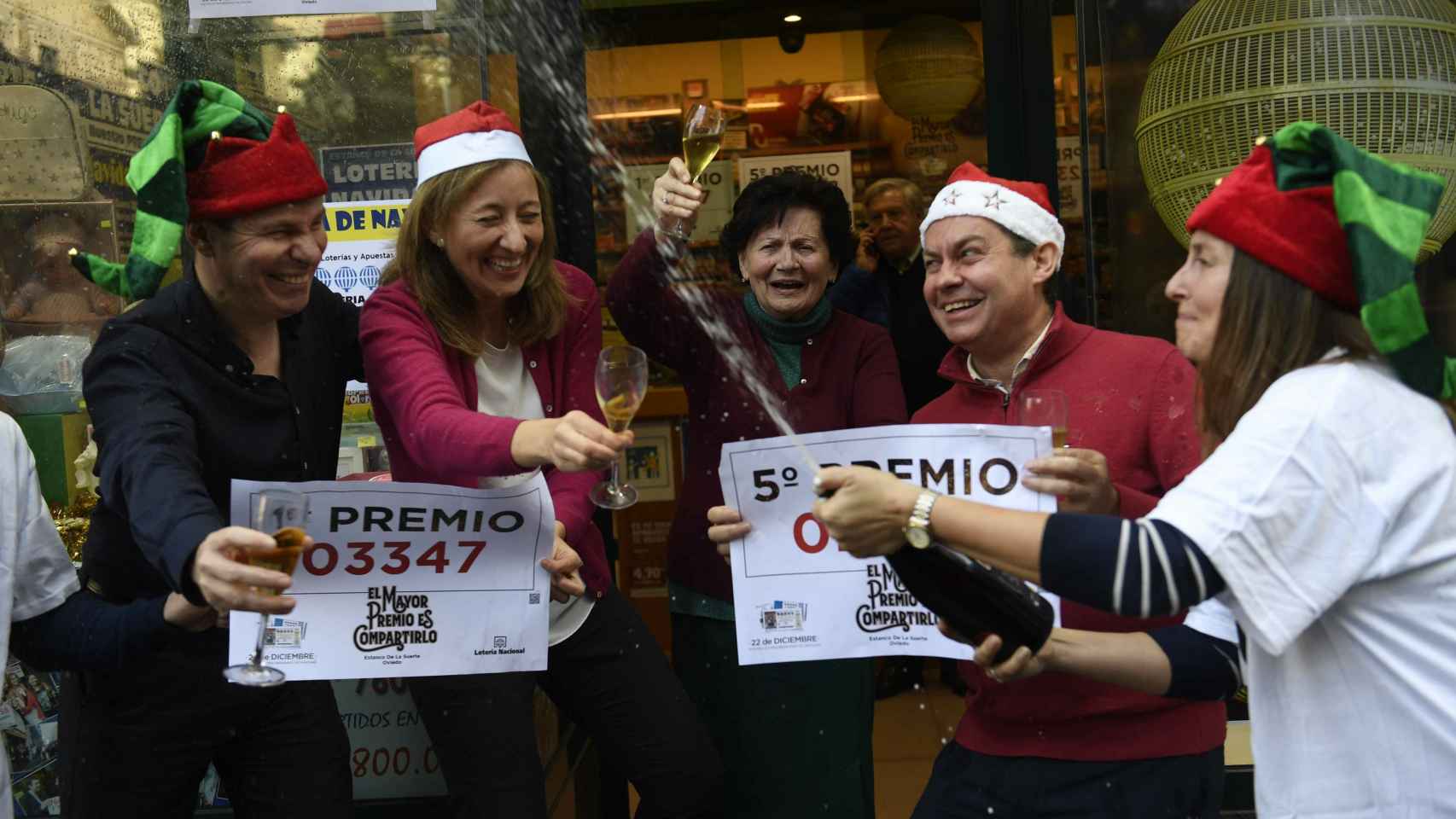 Celebración en la puerta de una de las administraciones de lotería que han vendido El Gordo, en este caso en Oviedo.