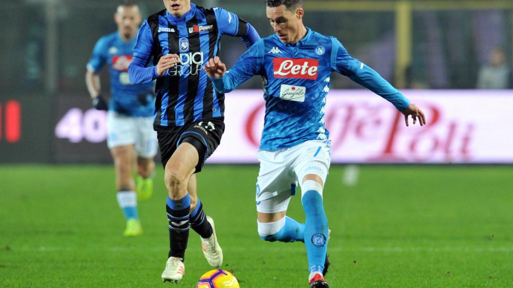Callejon disputa un balón con el Nápoles