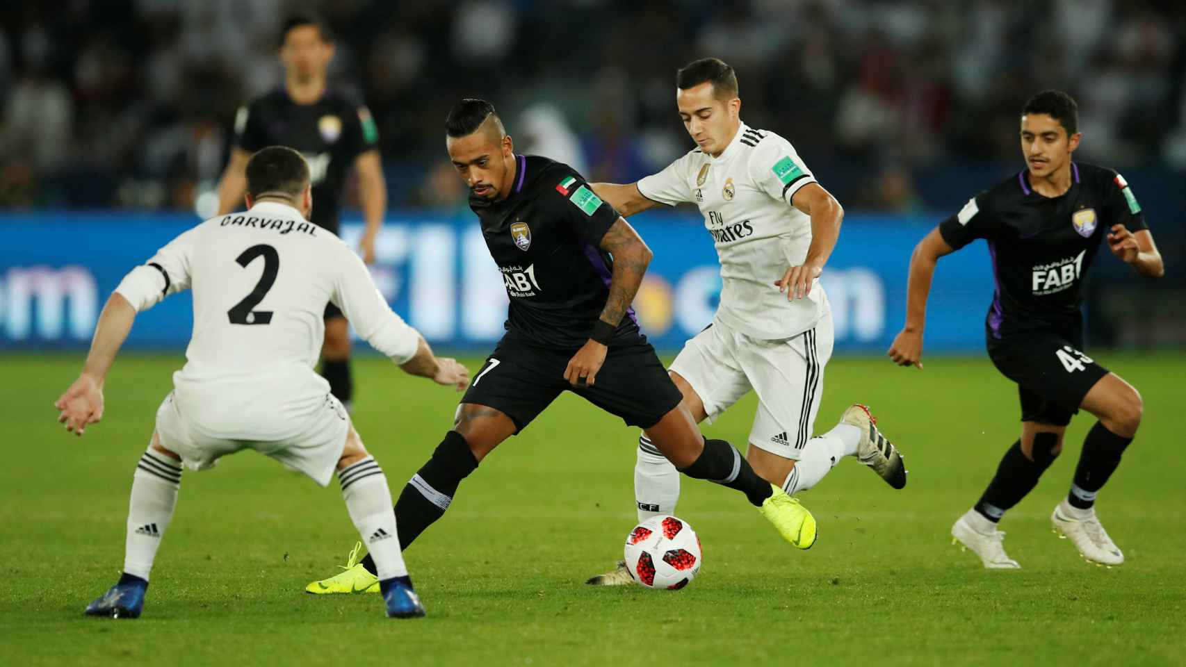 Carvajal y Lucas Vázquez presionan a un jugador del Al Ain