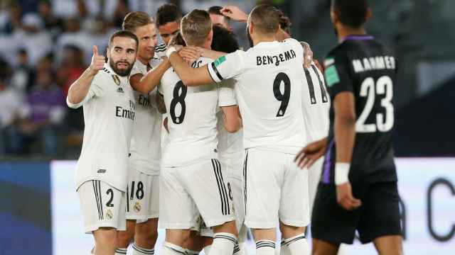 Los jugadores del Real Madrid celebran el gol de Luka Modric
