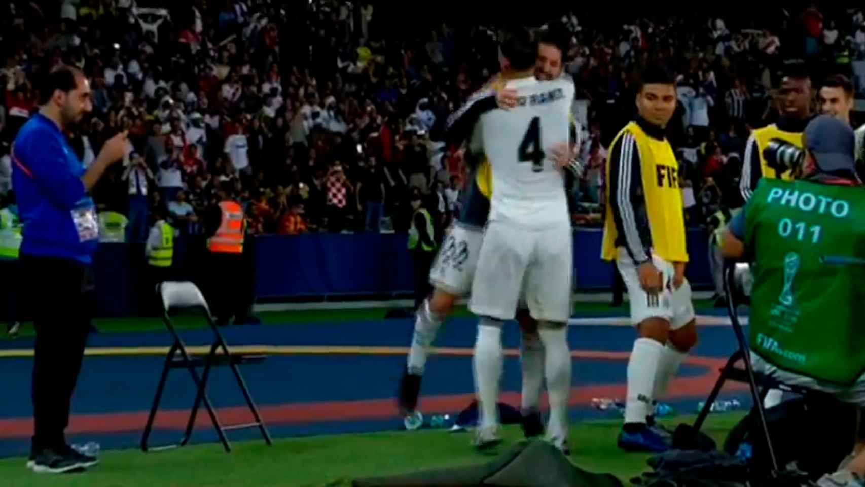 Sergio Ramos busca a Isco en la celebración del gol