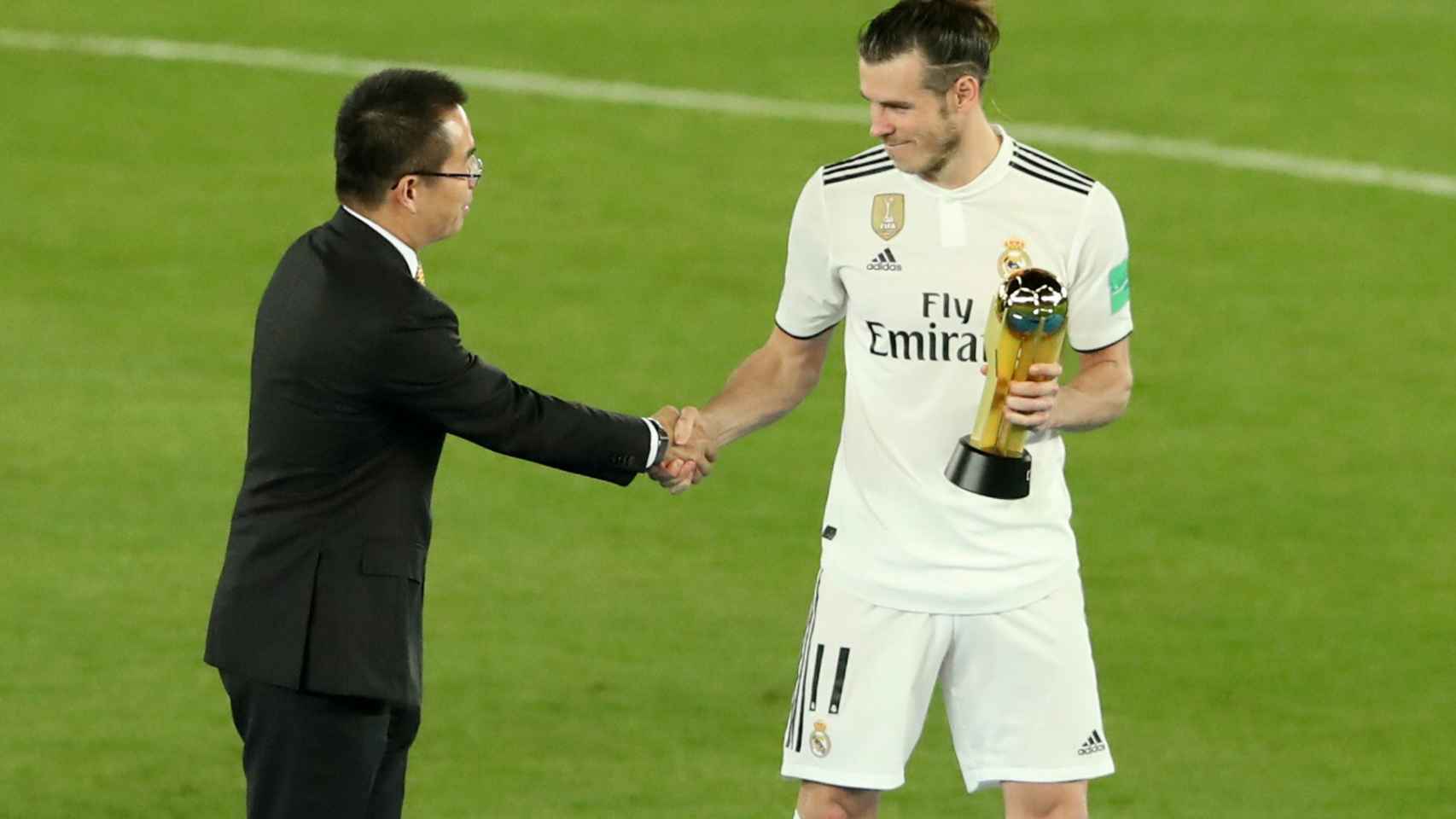 Gareth Bale, recibe el premio al máximo goleador del Mundial de Clubes