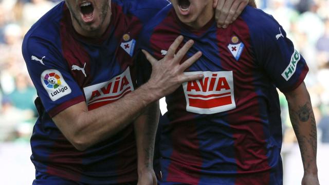 Orellana celebra con Enrich su gol ante el Betis