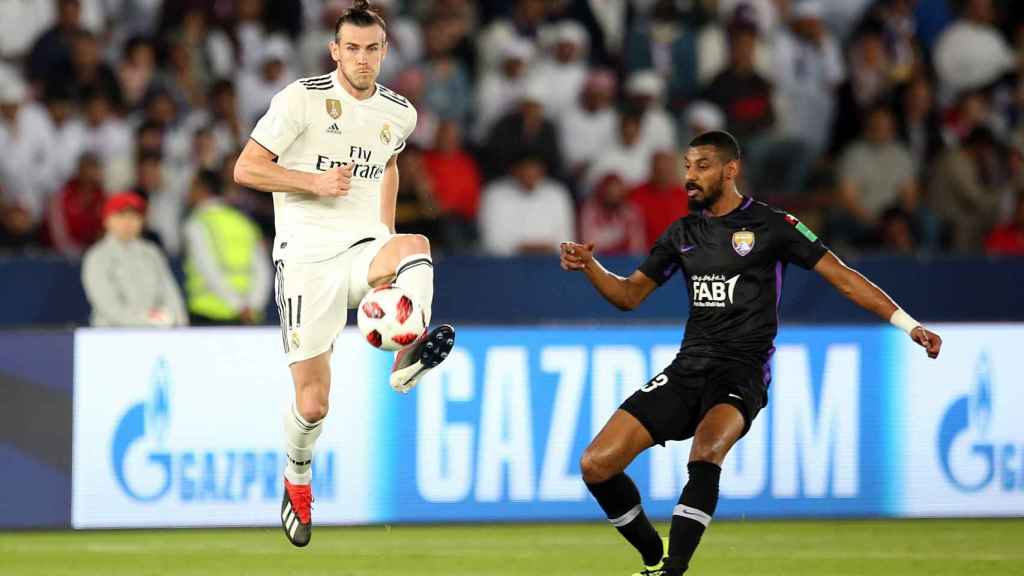 Gareth Bale controla un balón frente a Ahmed Barman
