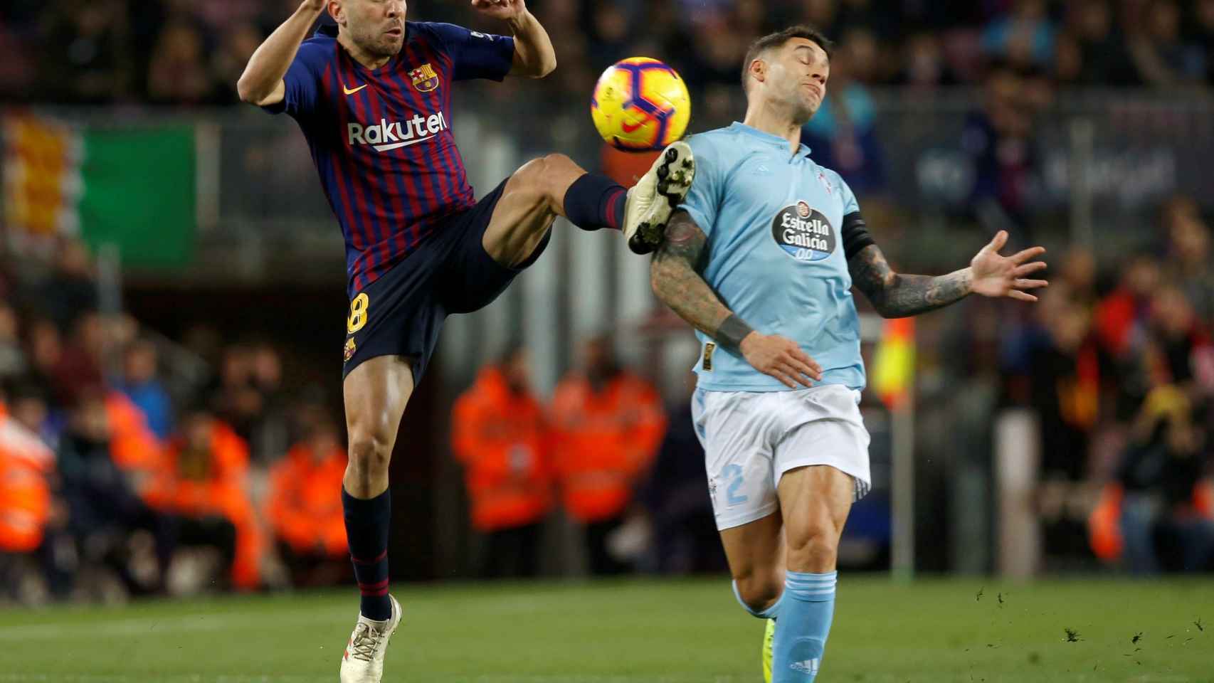 Hugo Mallo disputa un balón con Jordi Alba