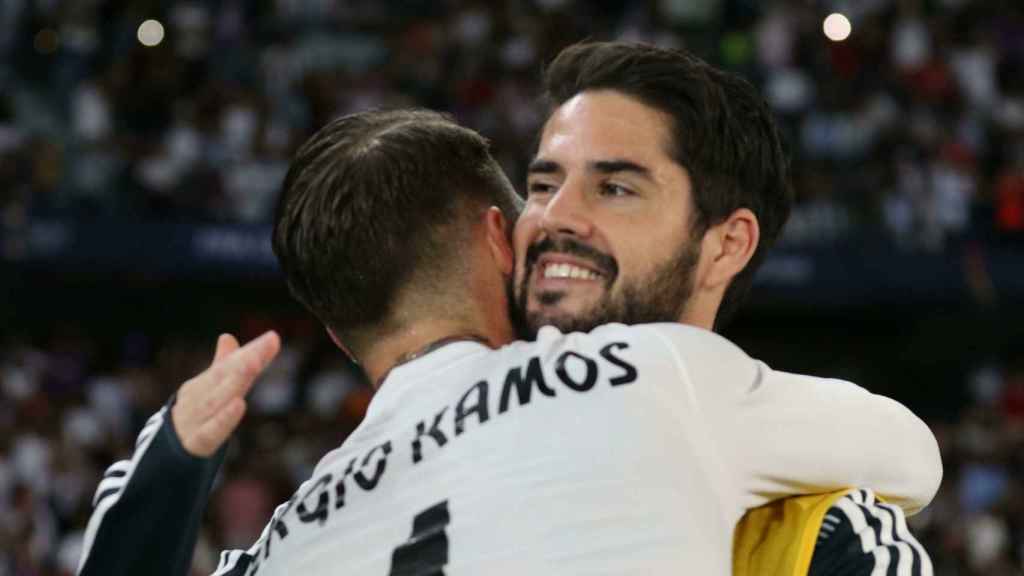 Sergio Ramos abraza a Isco tras su gol ante el Al Ain