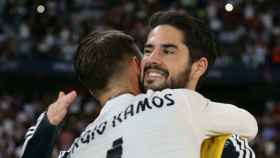 Sergio Ramos abraza a Isco tras su gol ante el Al Ain