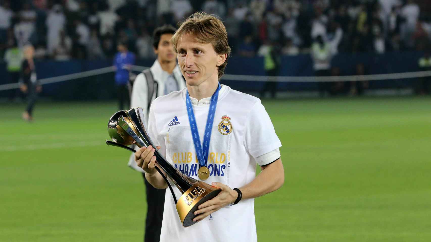 Modric con el trofeo del Mundial de Clubes
