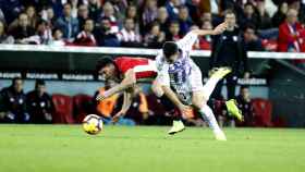 Capa y óscar Plano disputan un balón en el Athletic - Valladolid