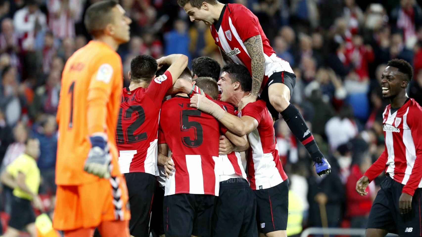 Los jugadores del Athletic celebran el gol de Aduriz ante el Valladolid