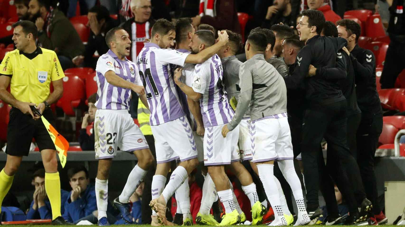 Los jugadores del Valladolid celebran el gol frente al Athletic