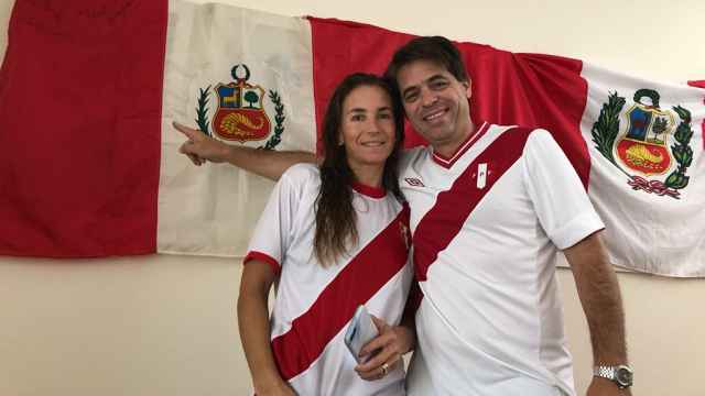 Jaime Yzaga, junto a su esposa y la bandera de Perú. Foto: Twitter (@YzagaJ)