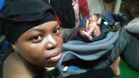 Una de las mujeres rescatadas con su bebé recién nacido