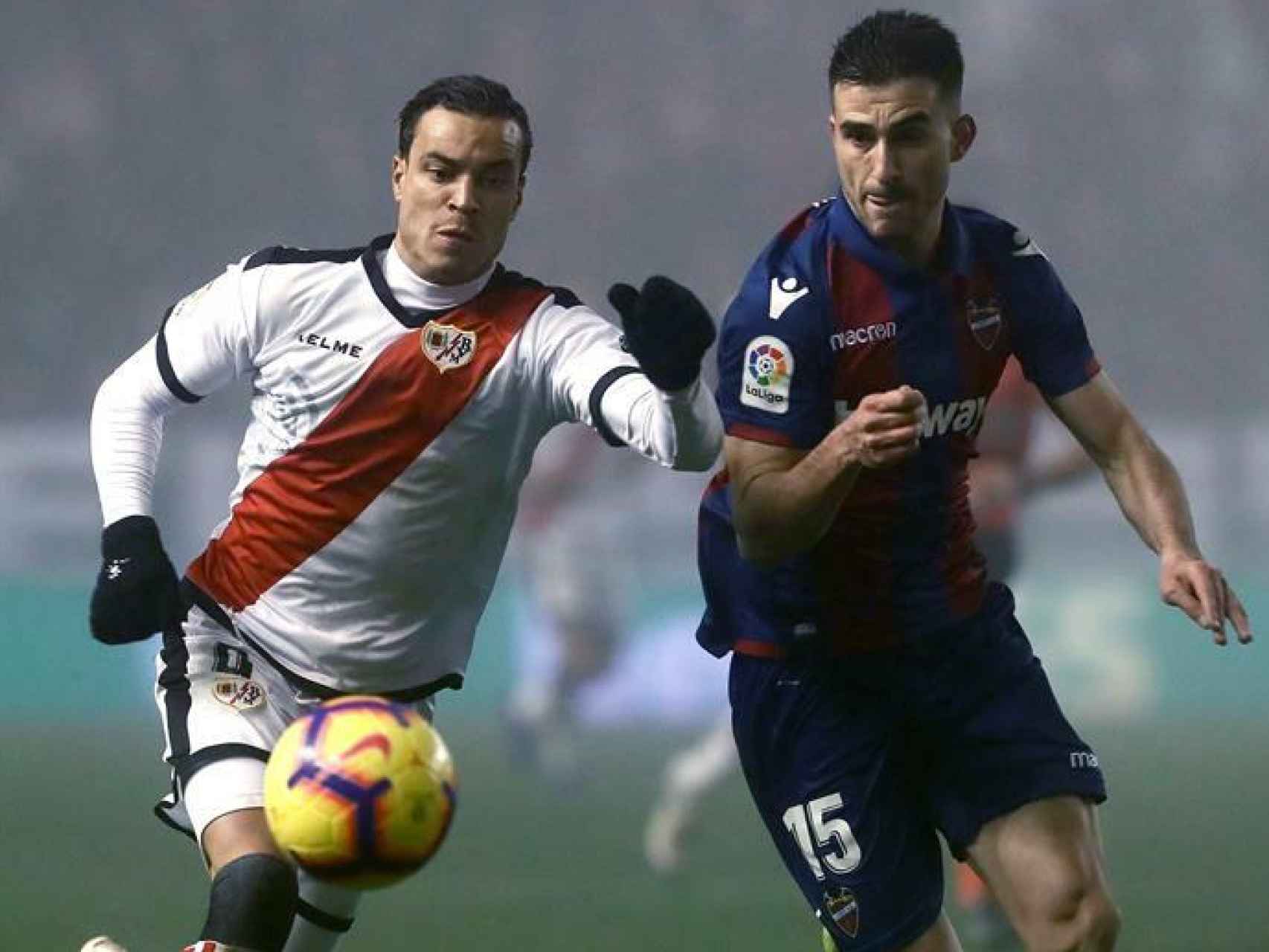 Raúl de Tomás disputa un balón en el partido contra el Levante
