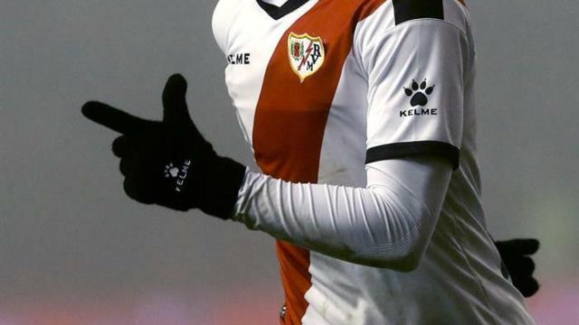 Raúl de Tomás celebra su gol que le da la victoria al Rayo ante el Levante