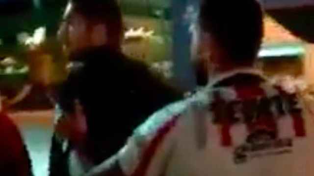 Duro enfrentamiento de un jugador del Chivas con un aficionado