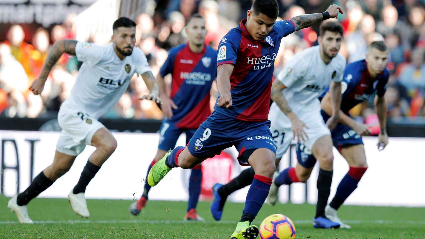 Cucho lanza un penalti en el Valencia - Huesca