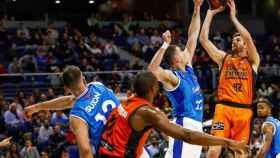 Aaron Doornekamp, del Valencia Basket, lanza a canasta en el partido contra Estudiantes