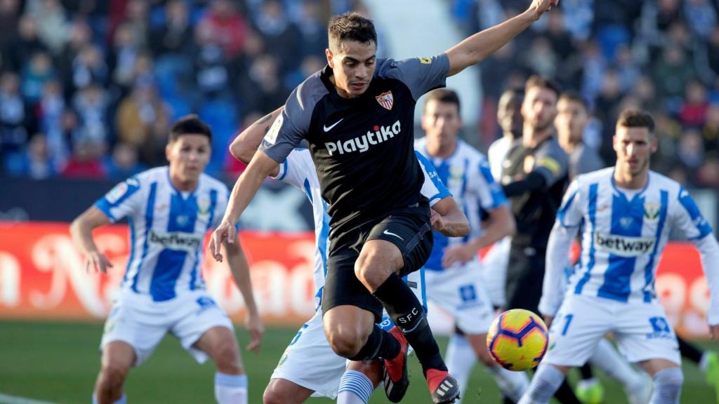 Ben Yedder, delantero del Sevilla, disputa el balón en el partido contra el Leganés