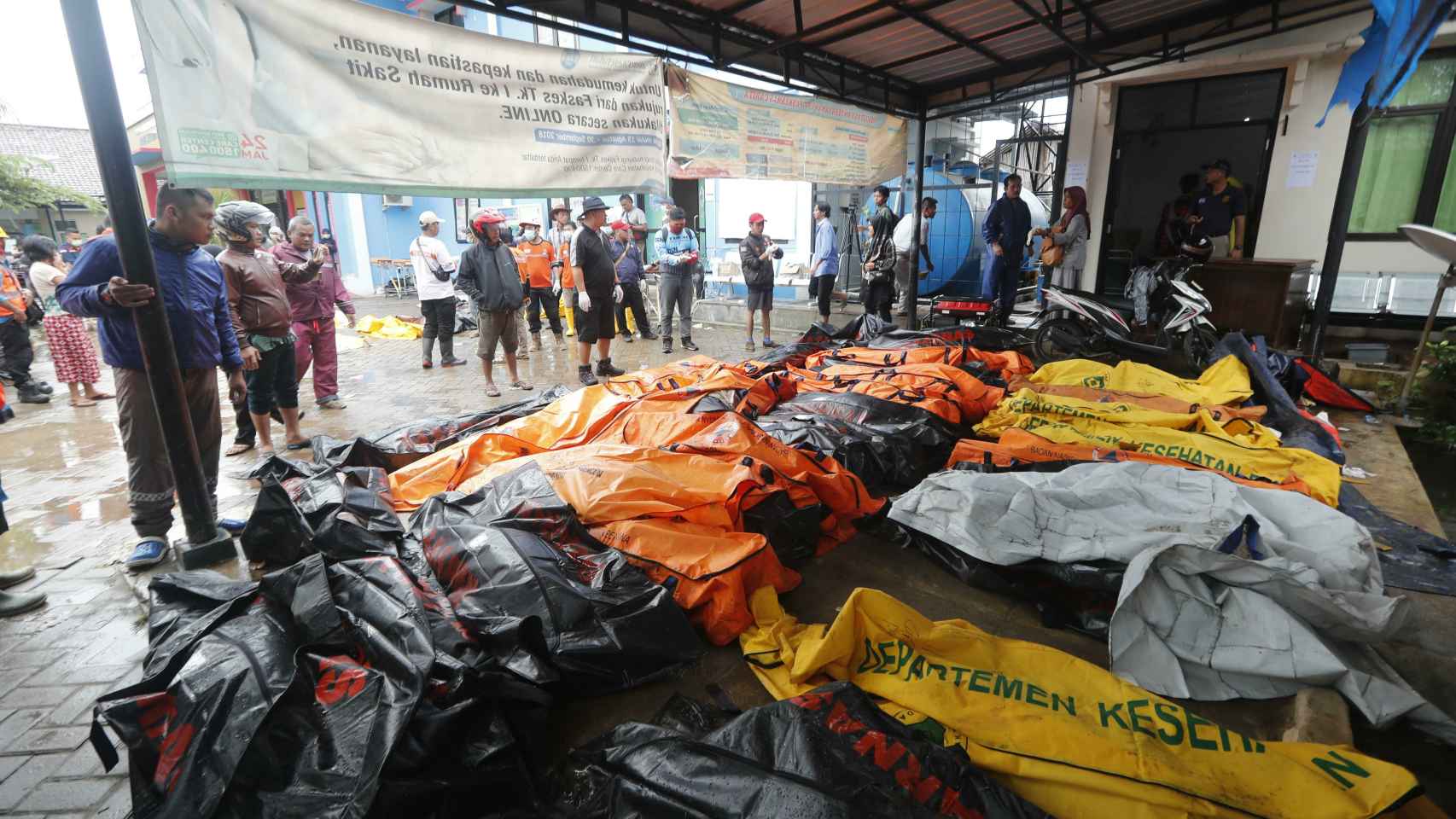 Un tsunami en Indonesia deja 168 muertos y 750 heridos