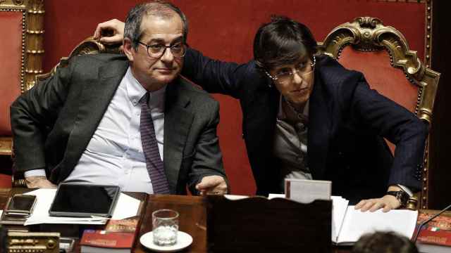 El ministro de Economía Giovanni Tria y la ministra de Administración Pública, Giulia Bongiorno, en el Senado