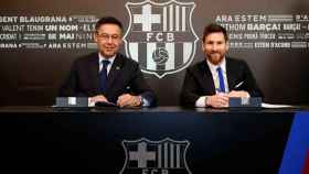 Bartomeu y Messi, durante el acto de renovación del argentino con el FC Barcelona