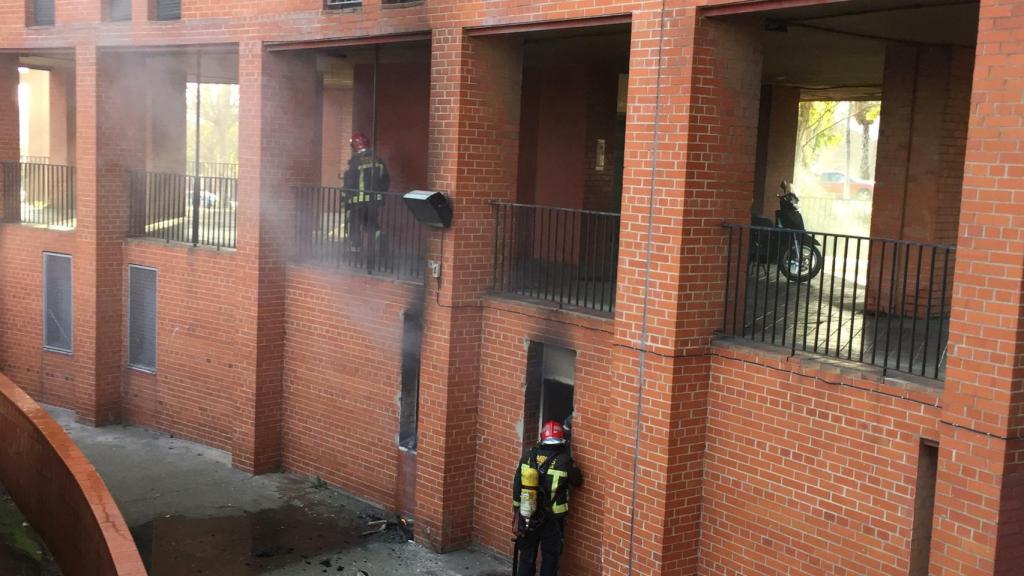 Los bomberos intentan sofocar el segundo incendio en la casa de los Pistoleros