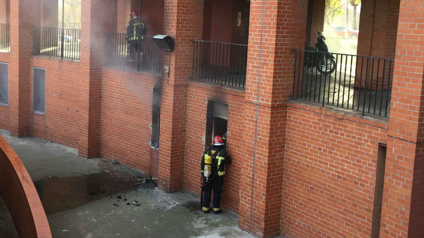 Los bomberos intentan sofocar el segundo incendio en la casa de los Pistoleros