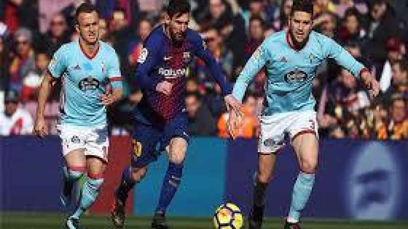 Messi superando a Mazán y Lobotka