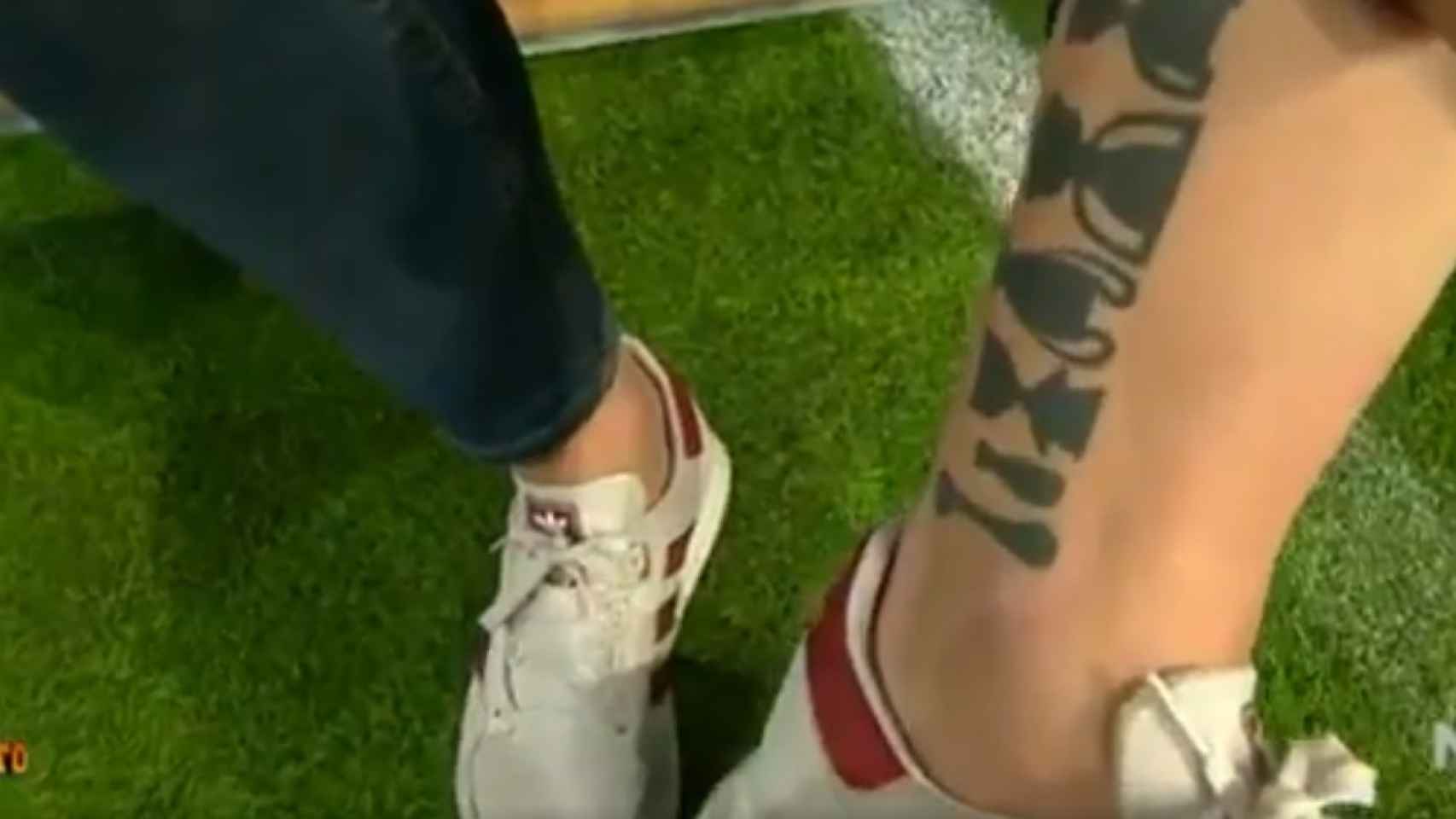 Jota Jordi muestra su tatuaje . Foto Twitter: (@elchiringuitotv)