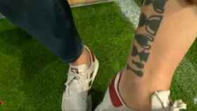 Jota Jordi muestra su tatuaje . Foto Twitter: (@elchiringuitotv)