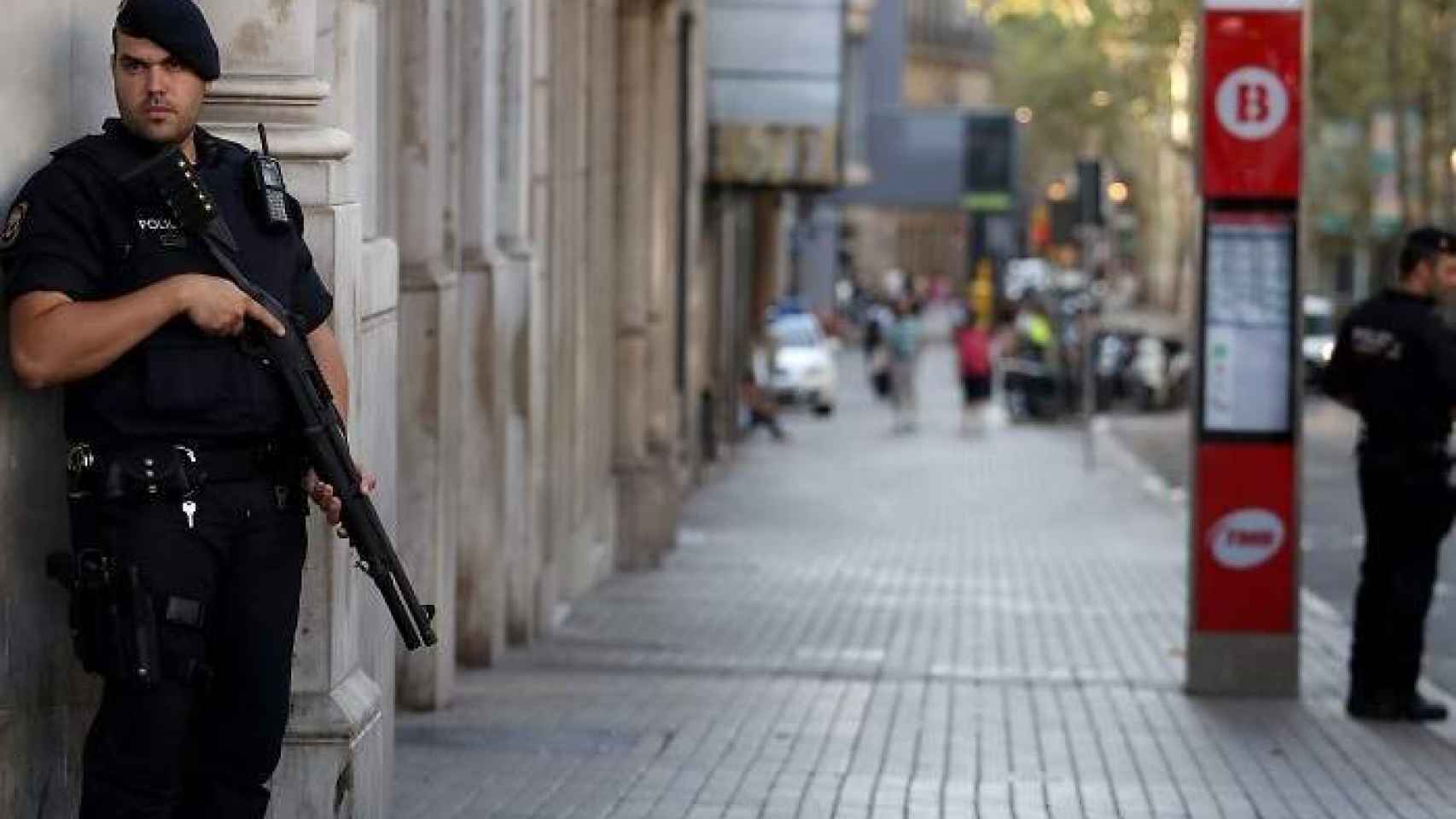 Un Mosso controla Las Ramblas de Barcelona.