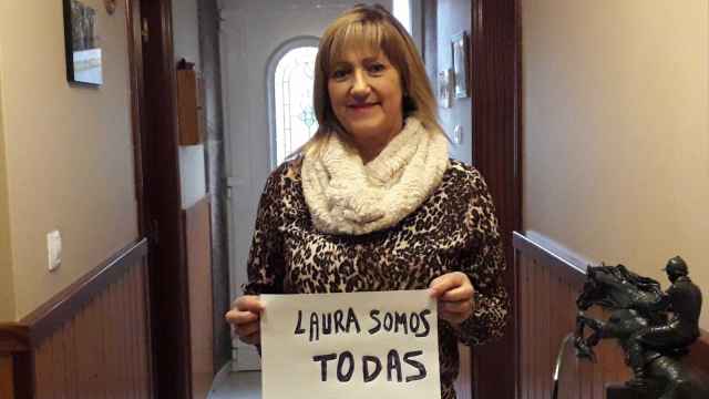 Eli es la madre de la joven. Posa con un cartel en apoyo a la familia de Laura Luelmo.