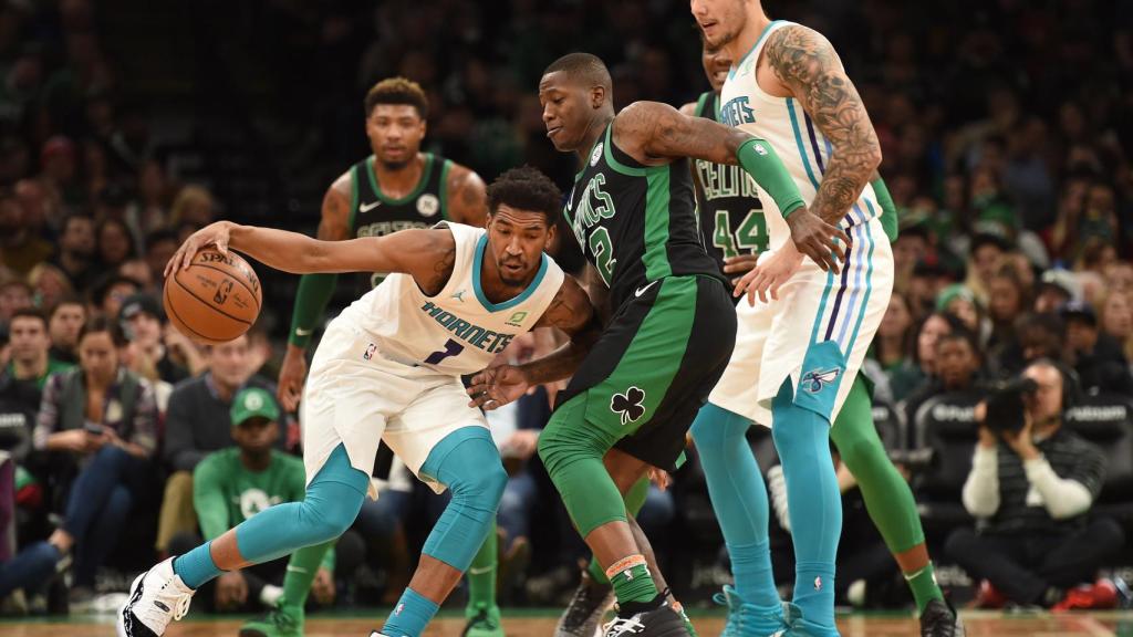 Dwayne Bacon y Willy Hernagómez, de los Charlotte Hornets, ante los Boston Celtics