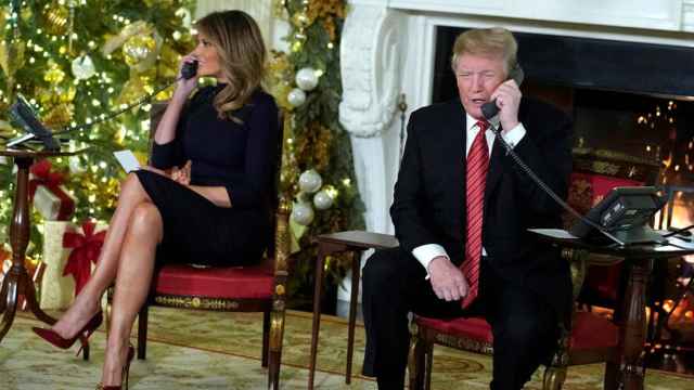 Donald Trump y Melania hablando con los niños que llaman a la Casa Blanca en Nochebuena.