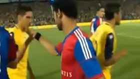 Salah saluda con el puño a los jugadores del Maccabi Tel Aviv