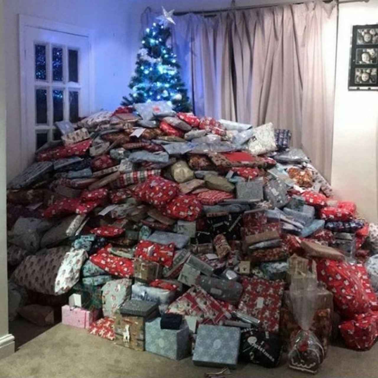 La montaña de regalos tapando el árbol de Navidad