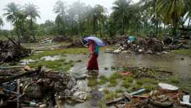Una mujer busca entre los restos de Sumur, en la provincia de Banten (Indonesia) cuatro días después del tsunami.