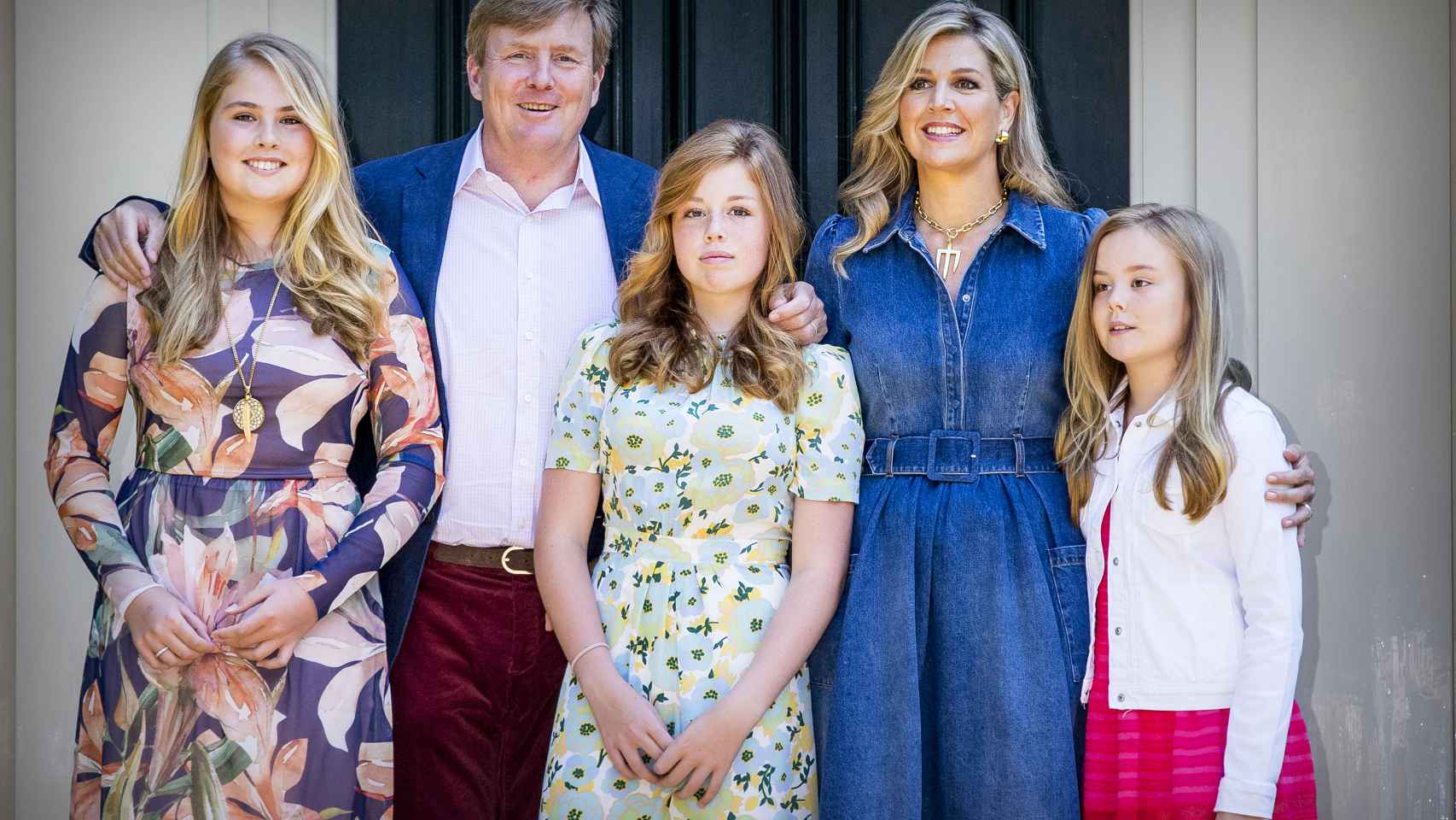 Los reyes de Holanda junto a sus hijas.