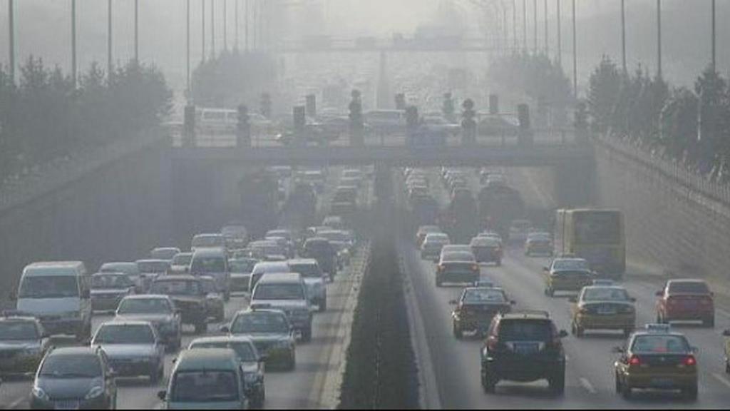 Los vehículos circulan sobre una boina de contaminación.