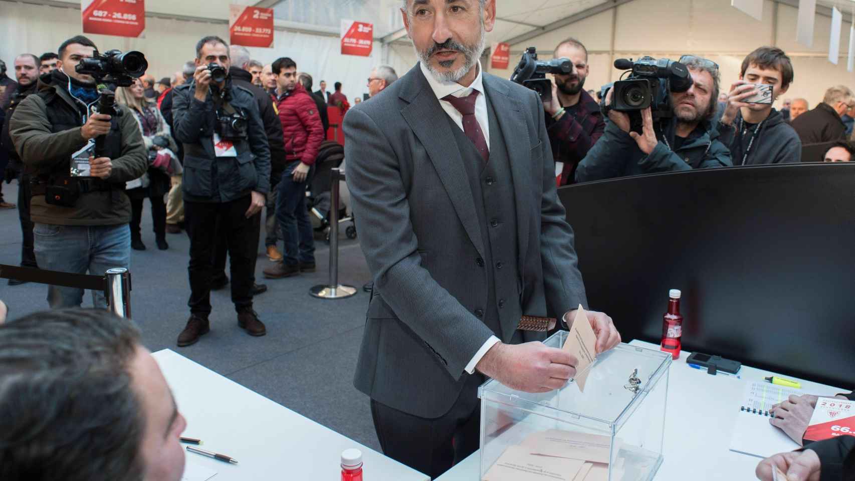 Elizegi vota durante las elecciones a la presidencia del Athletic de Bilbao