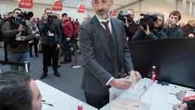 Elizegi vota durante las elecciones a la presidencia del Athletic de Bilbao