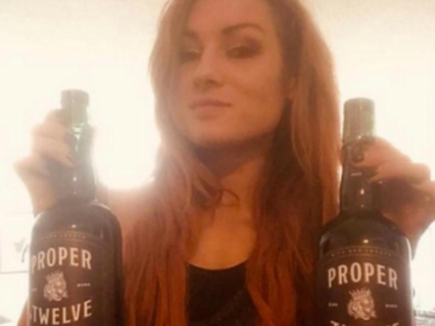Becky Lynch agradece a McGregor su regalo en redes sociales