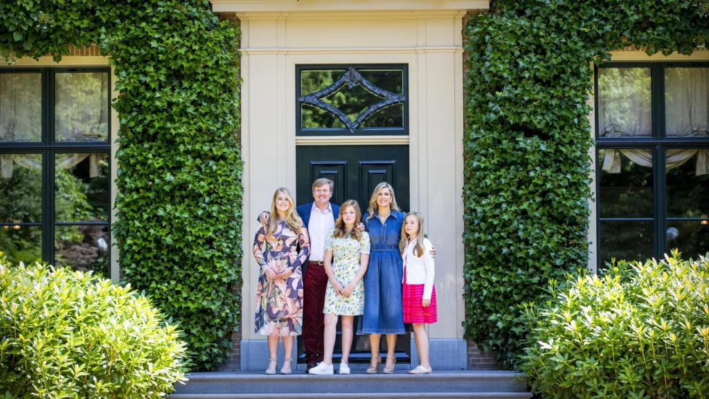 Guillermo y Máxima de Holanda junto a sus hijas.