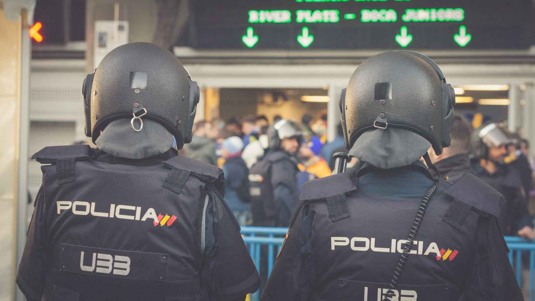 Policías en el partido de la Copa Libertadores entre el River Place y el Boca Juniors  en el estadio Santiago Bernabéu.