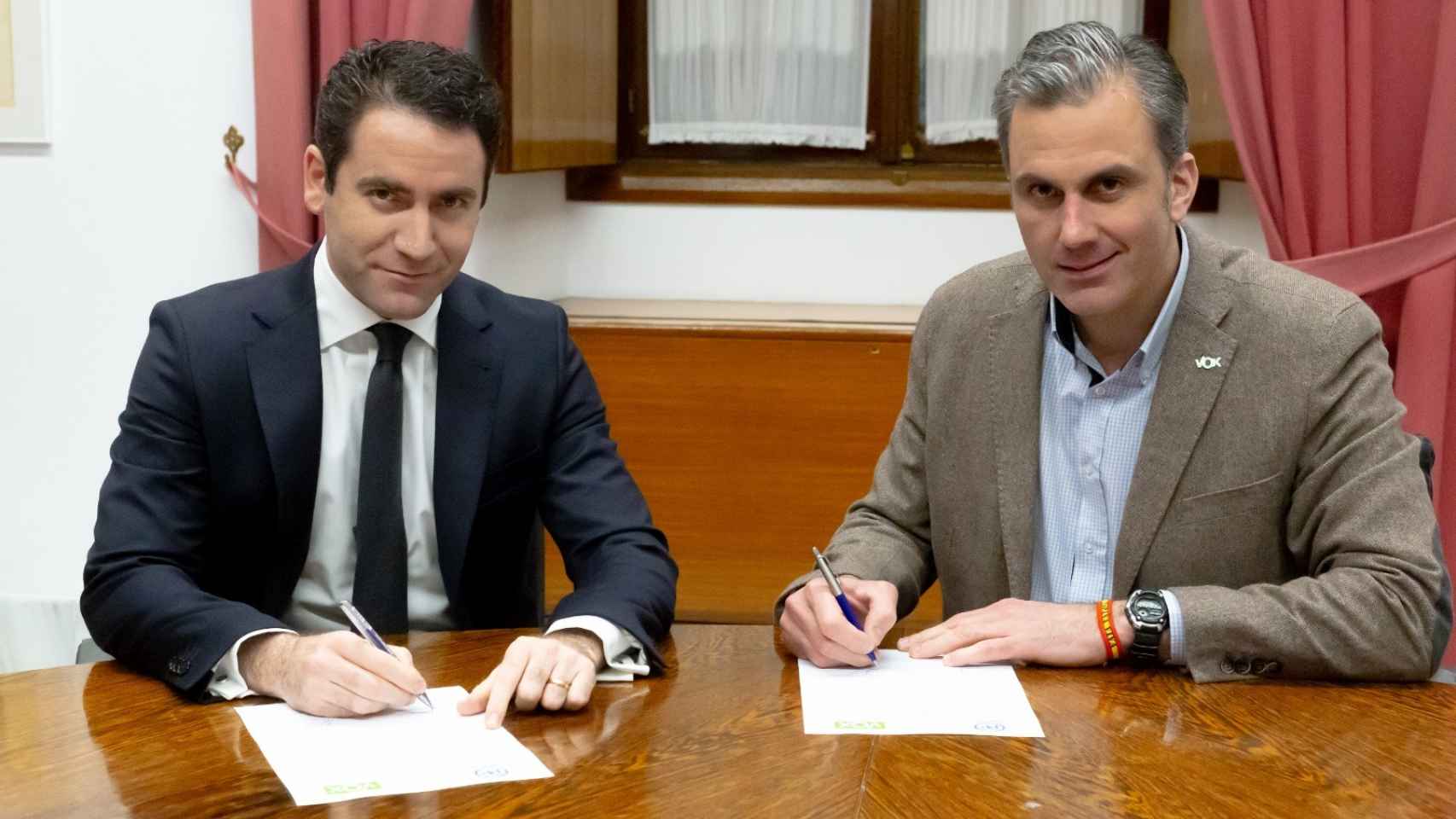 Los números 'dos' de PP y Vox a nivel nacional, Teodoro García Egea y Javier Ortega Smit, firman el acuerdo