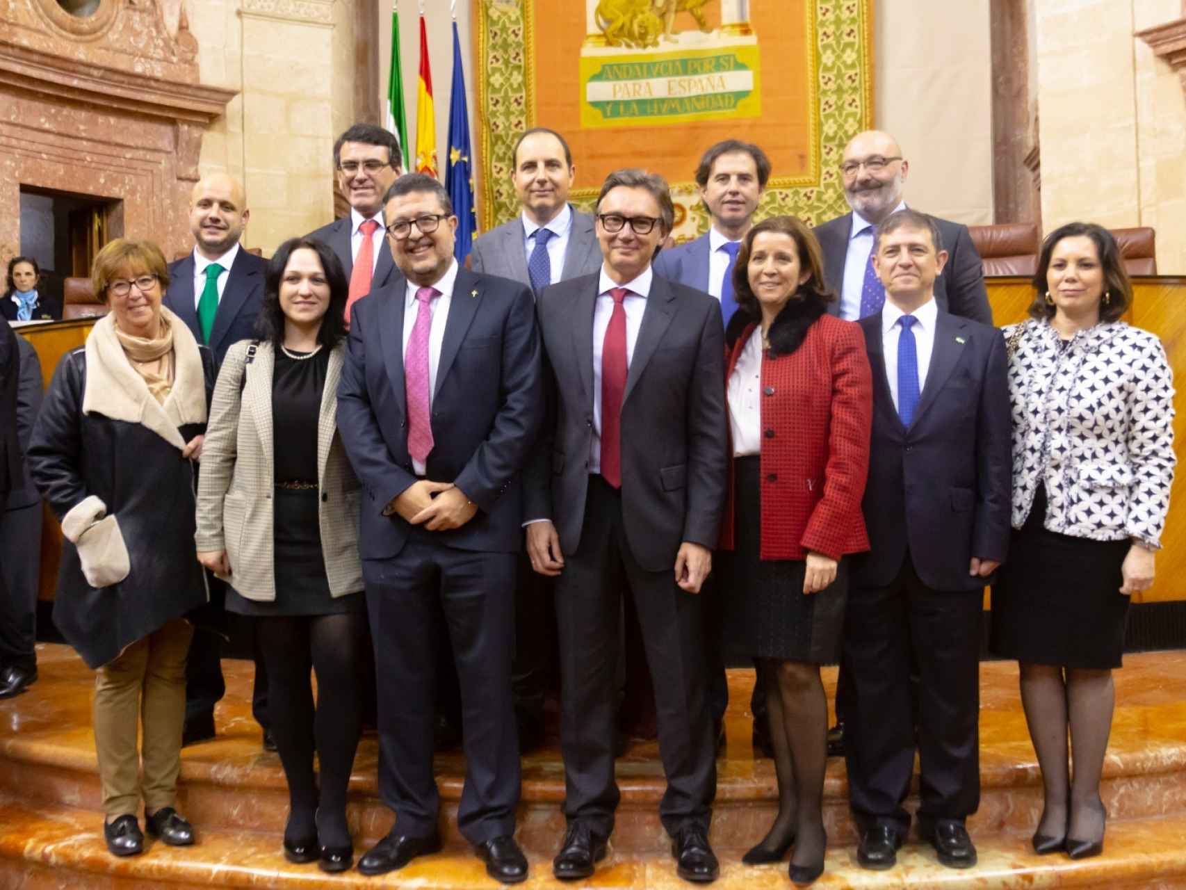Los 12 diputados de Vox posan en su primer día en el Parlamento andaluz.