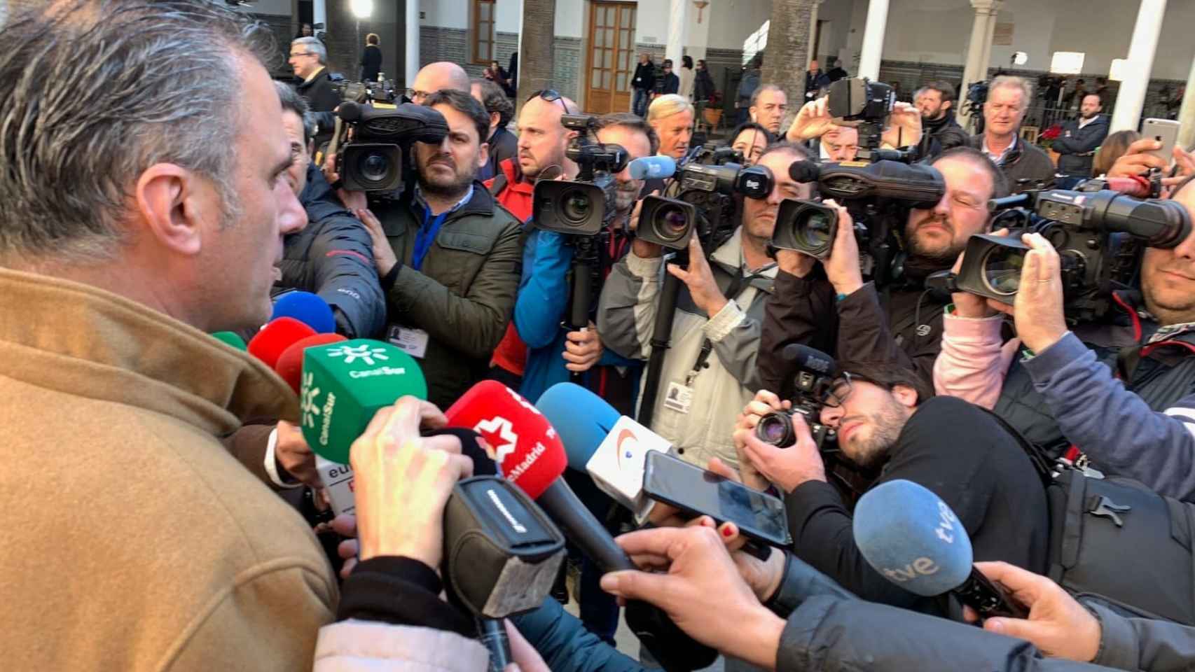 Javier Ortega Smith atiende a los medios a su salida del Parlamento andaluz.