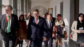 Javier Ortega Smith (izqda.), secretario general de Vox, junto a Francisco Serrano y el resto de diputados del partido entrando en el Parlamento andaluz.